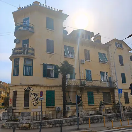 Stylish Gita In The Heart Of Split!